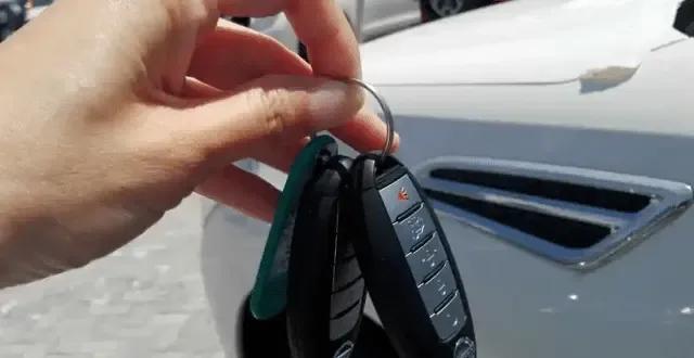 买车为何第二把钥匙不给,全款买车上完牌为什么不给副钥匙