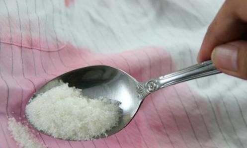 白色衣服用漂白水后变红怎么办,白色衣服黄了不要扔教你一招变白