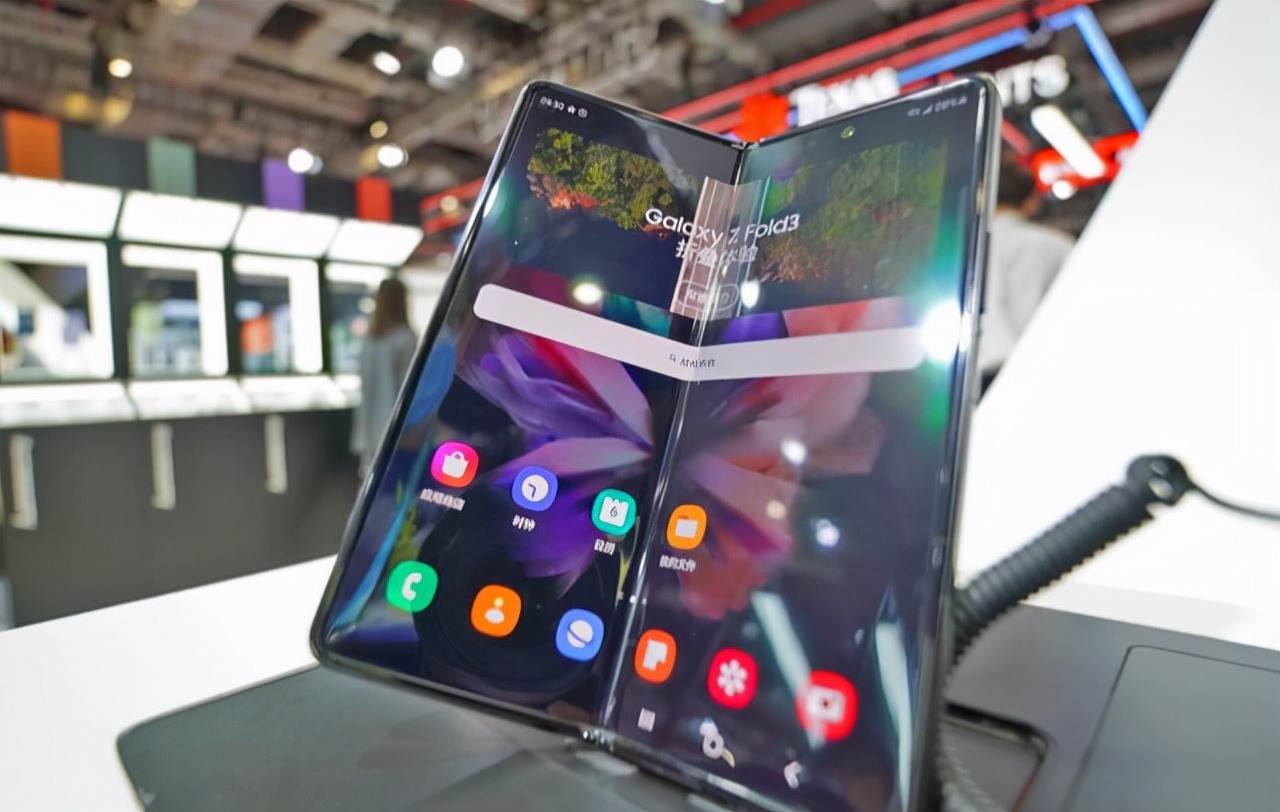 曲面屏为什么那么多苹果手机,直面屏和曲面屏手机的优点缺点