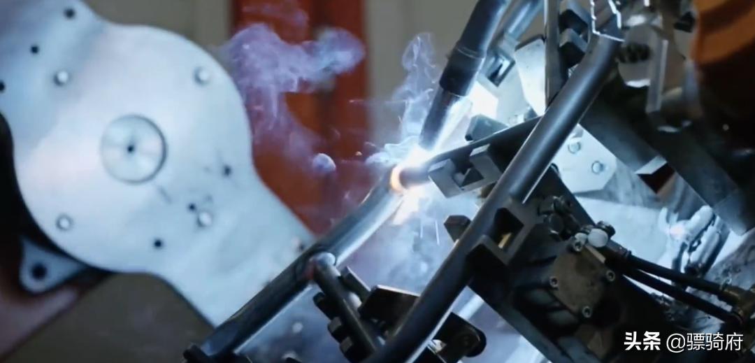 旅行摩托一般都没有大支撑架么,摩托车全铝车架和钢车架哪个好