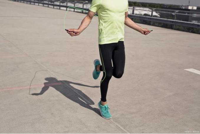 跳绳减肥别太猛小心膝关节损伤,跳绳是最高效的燃脂运动吗