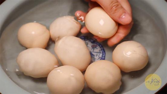 怎样让鸡蛋煮出来好吃又不破皮,鸡蛋别再水煮了试试这样做