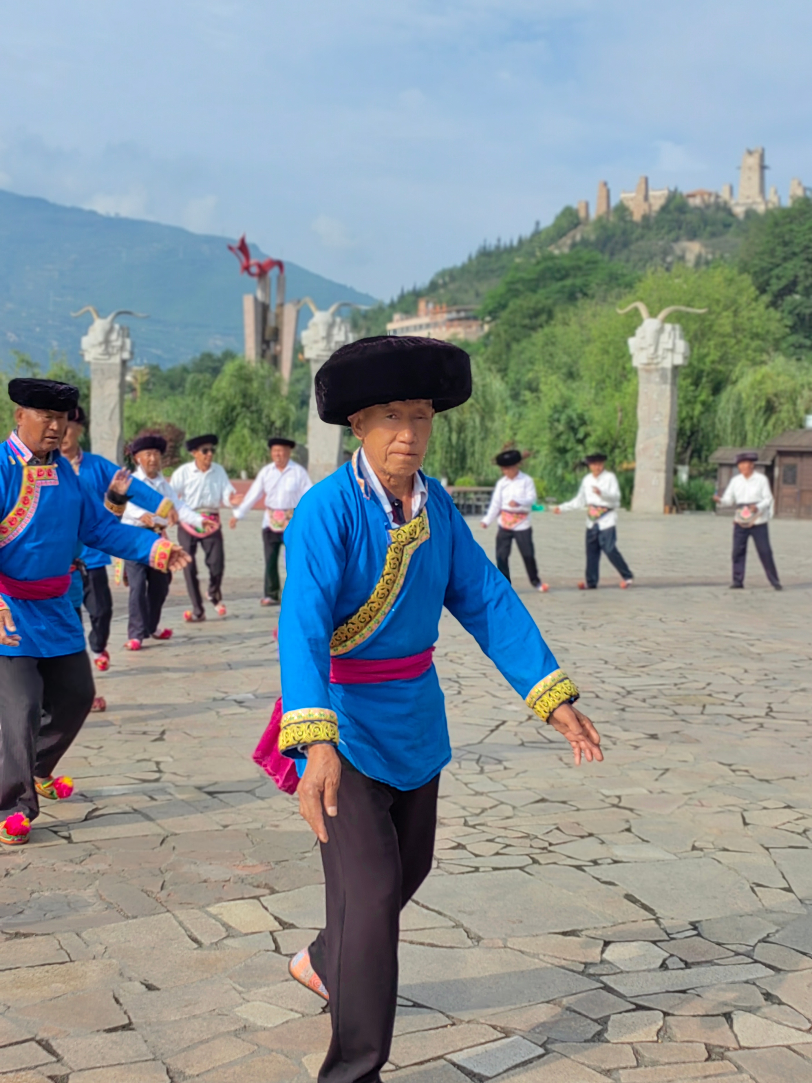 羌族云朵上的舞者,歌曲云朵上的羌族