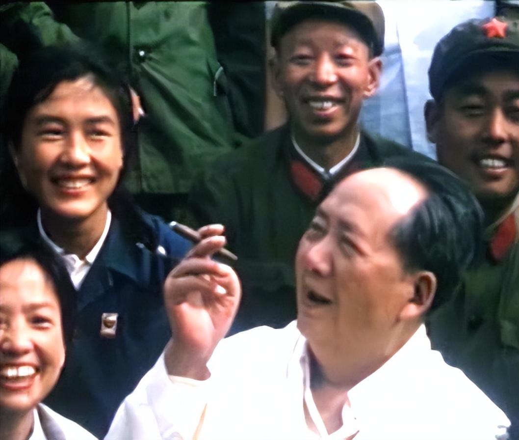 1969年，*先念李**抽雪茄，毛主席试尝后：这烟很好，为何不告诉我？