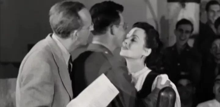 她是好莱坞第一位*星艳**，3.5亿卖出一个吻，却发明WiFi震惊世界