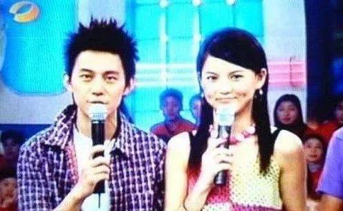 17年努力护着4个兄弟姐妹，最后却都离他而去，何炅老了，也累了