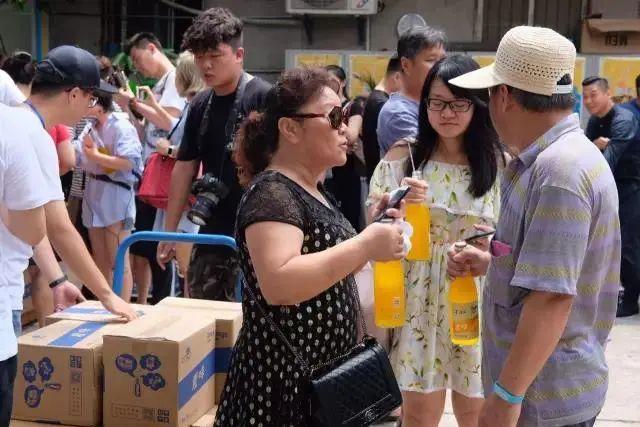 好物之国货志丨用一瓶汉口二厂汽水,“复活”老武汉的味道