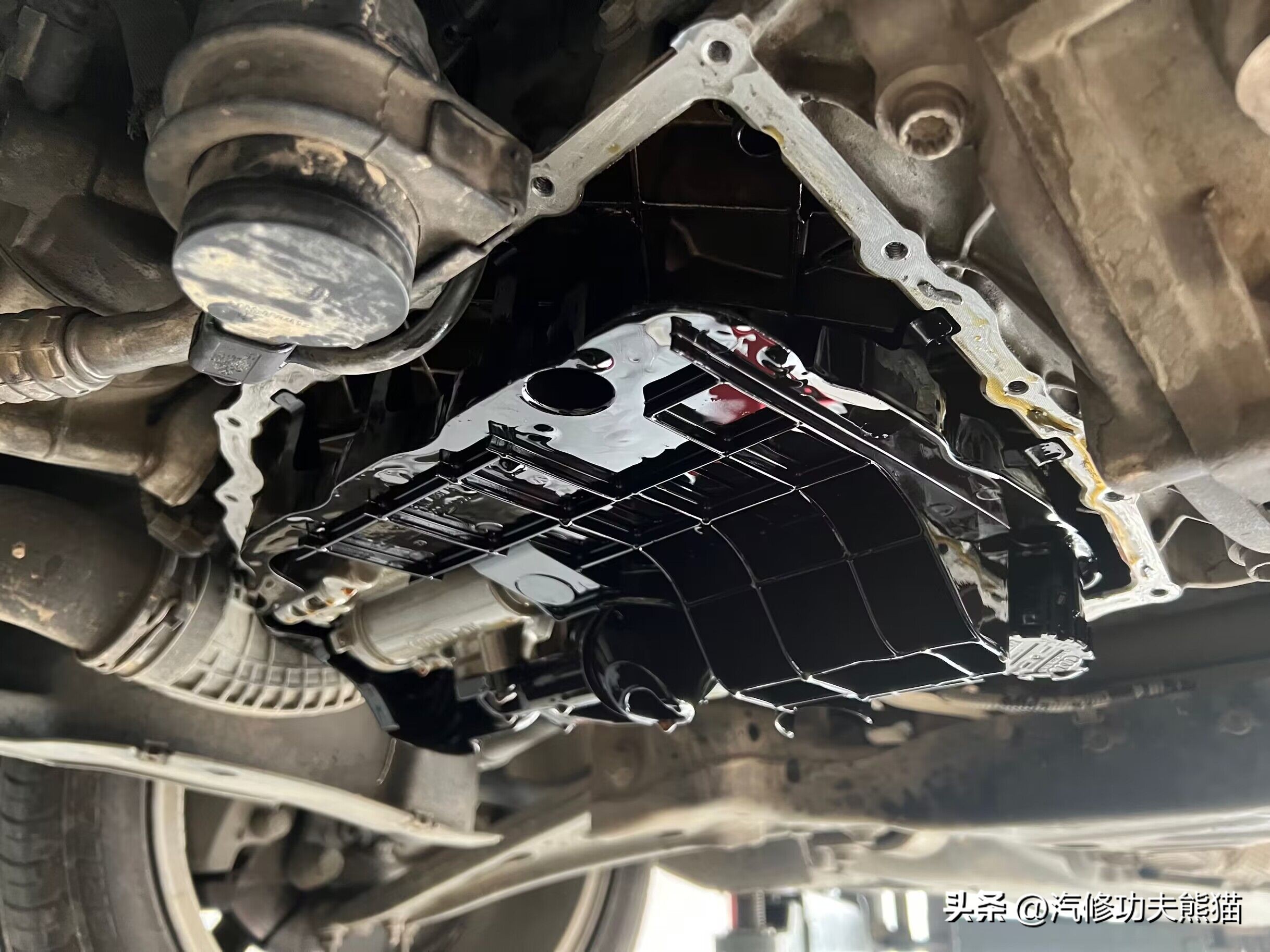 大众迈腾发动机漏油漏水吗,迈腾b72.0t发动机侧面漏油