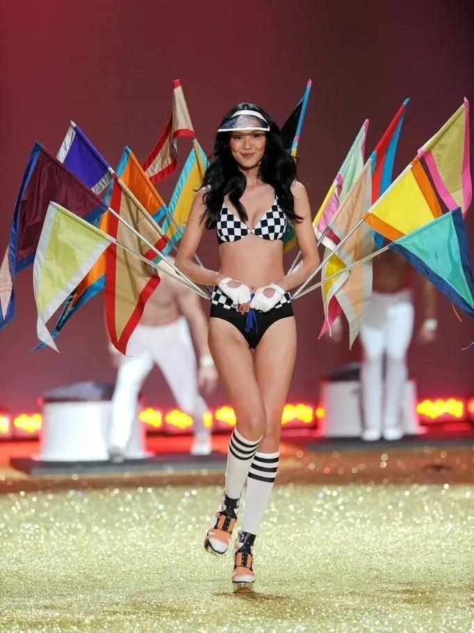 2018维密秀奇葩造型,维密走秀扑棱蛾子