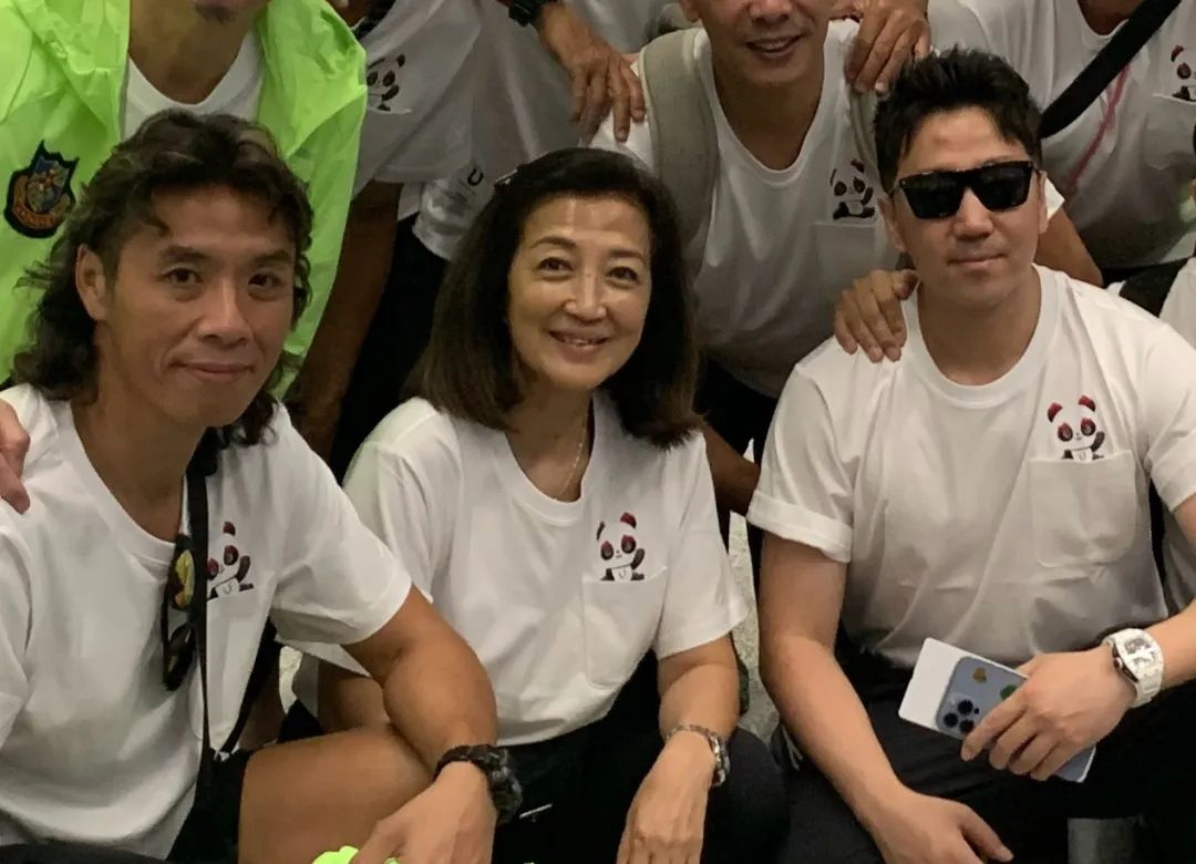 6位港星到成都踢球赛，个个大腹便便发福明显，75岁TVB女星同行
