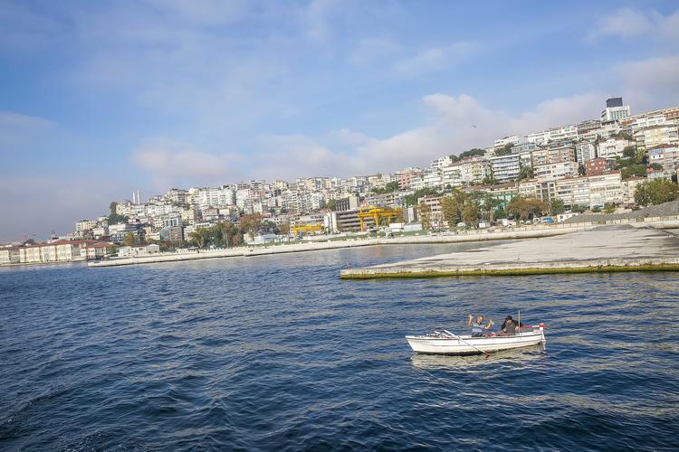 土耳其海峡的地理位置特征以及气候特点