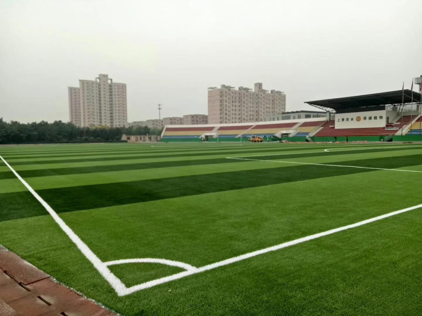 学校足球场的人工草坪,学校运动场人造草坪