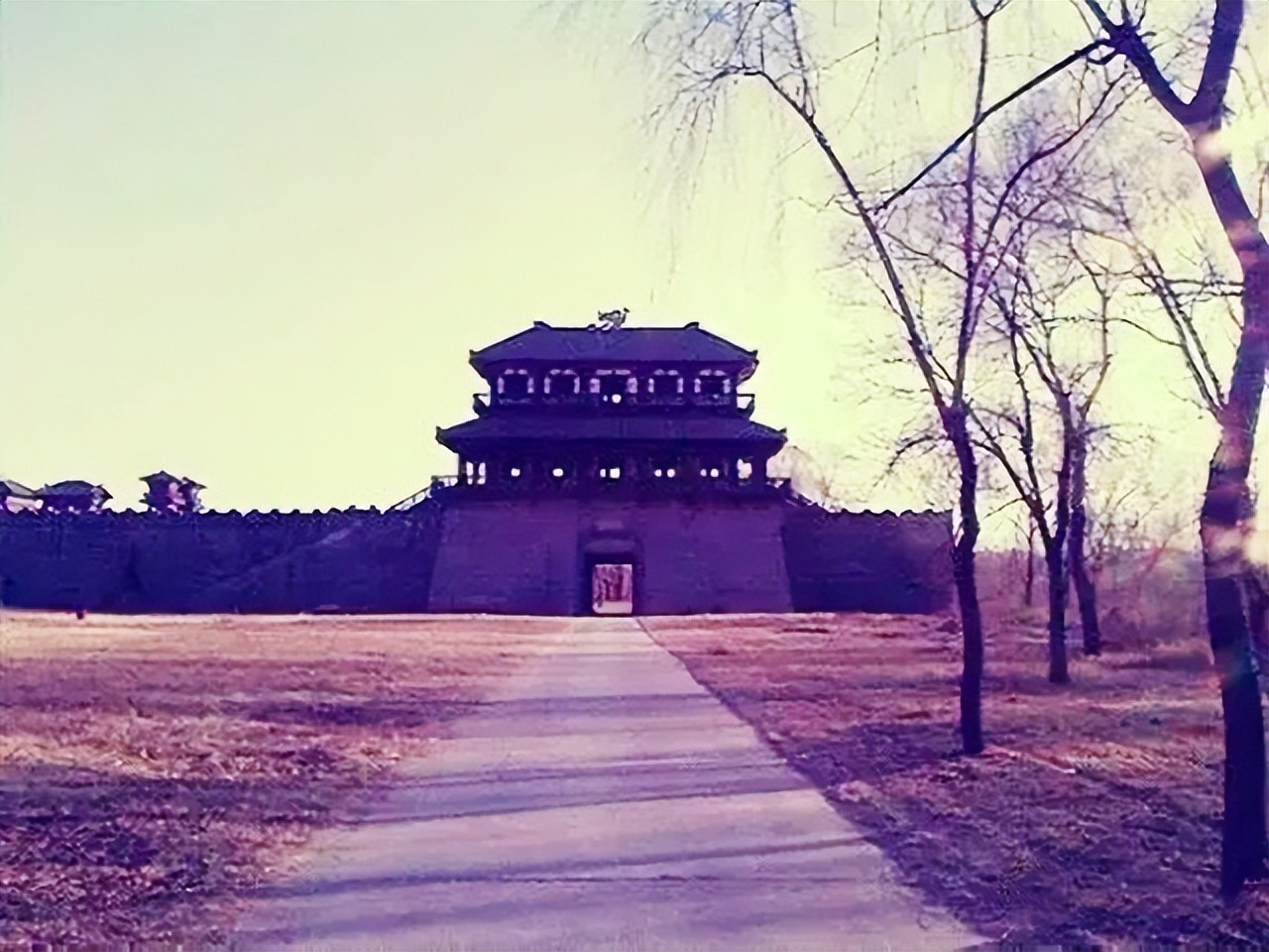 关帝庙前的一副对联，道尽关公一生的荣耀与悲壮，写了什么？