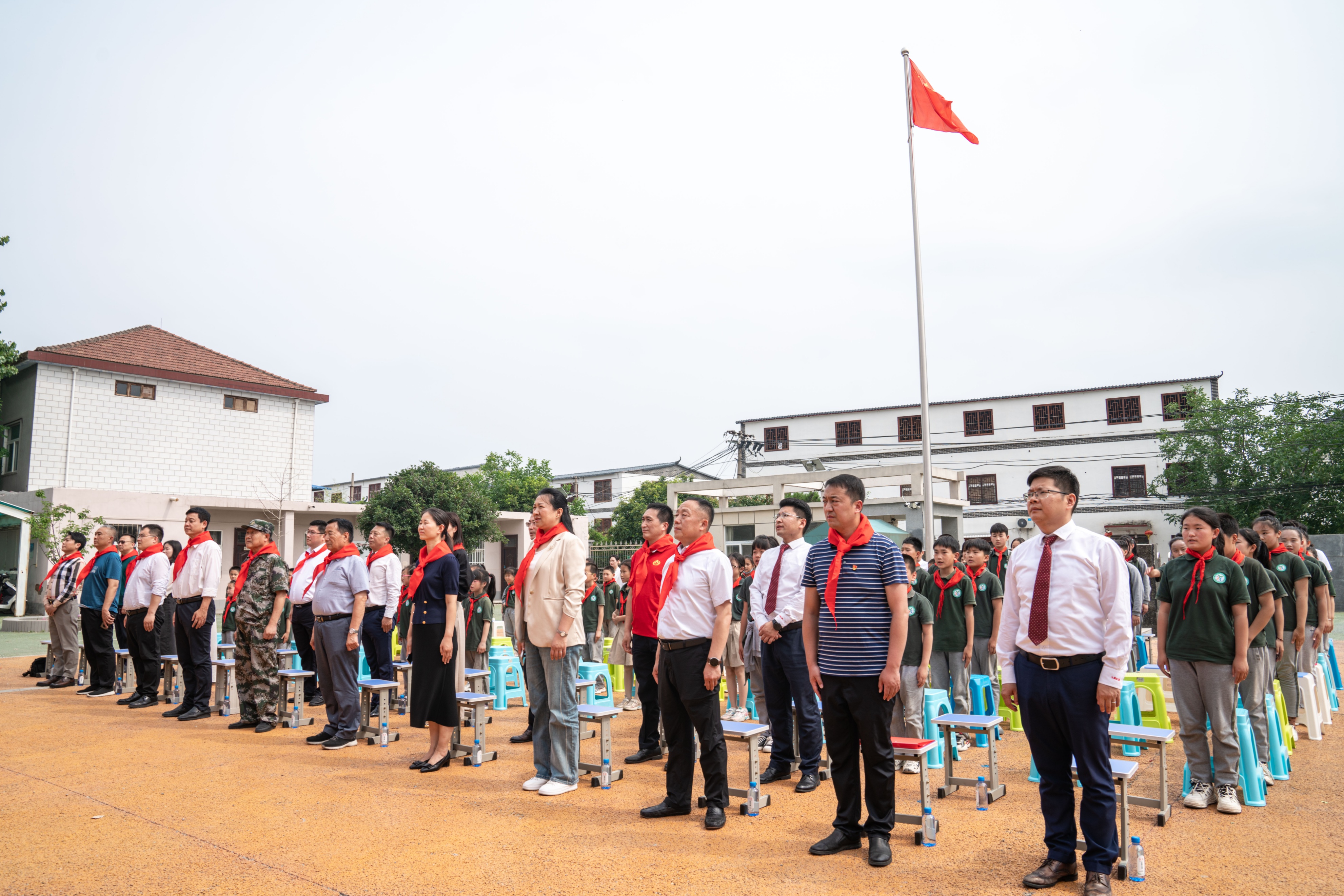 红领巾心向党欢庆六一,红领巾心向党载歌载舞迎六一