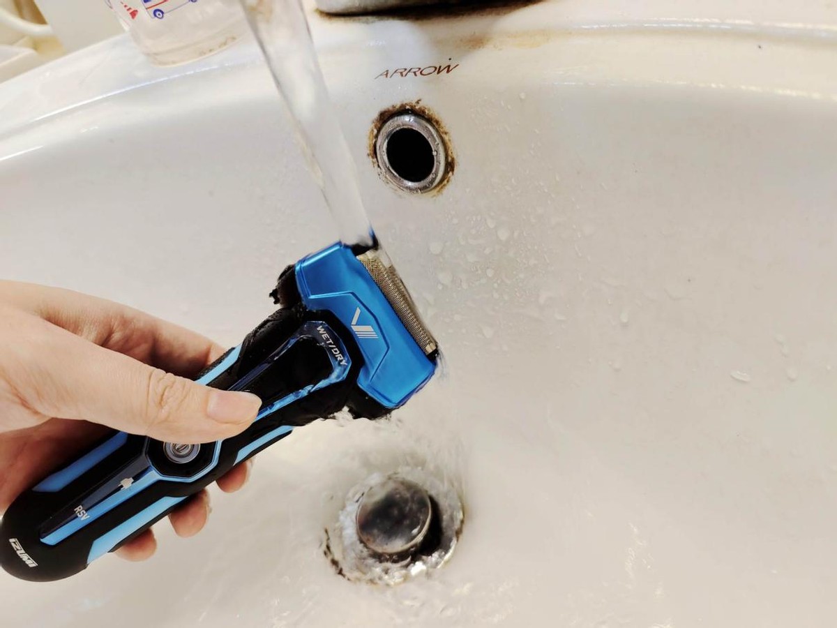 修剃一体、防水耐用的4刀头高性价比之选：IZUMI750剃须刀