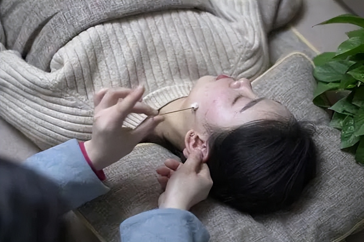 耳朵里面发痒怎么回事怎么去治疗,耳朵里面有黄色分泌物有臭味发痒