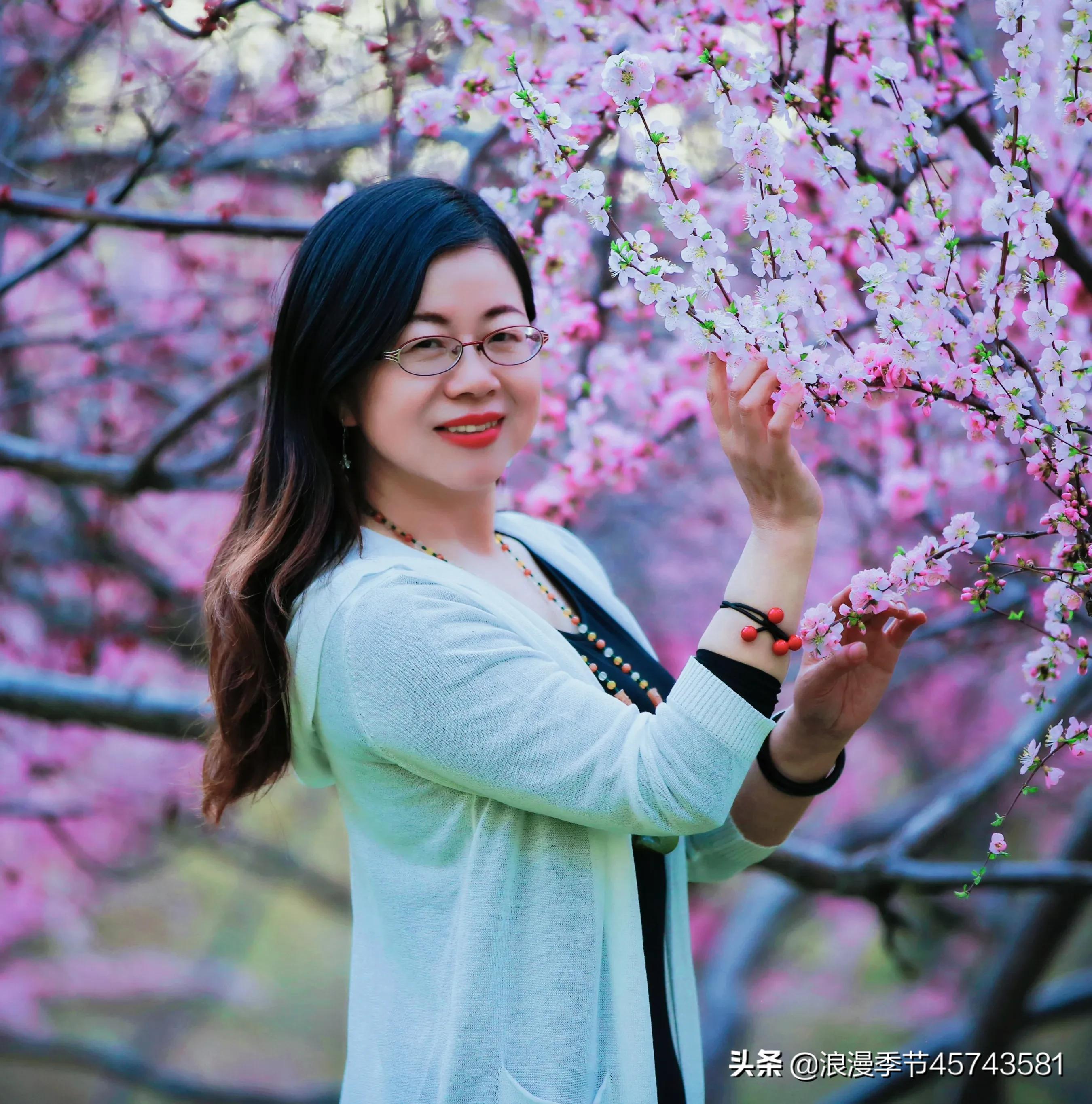 风吹过，染一身花香，每一个角落都流年花开