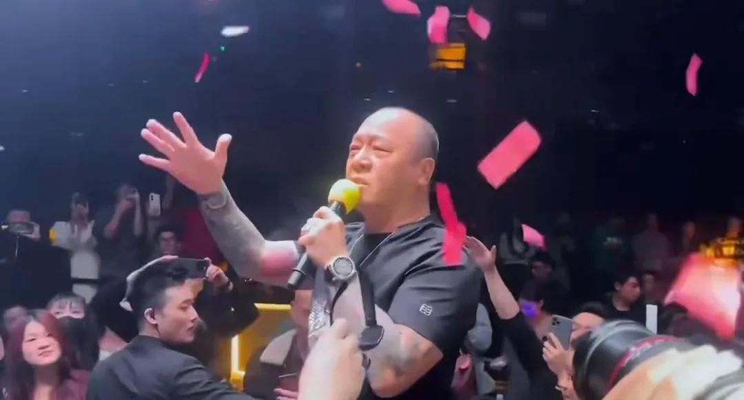 57岁港星现身街头,港星70多岁很年轻