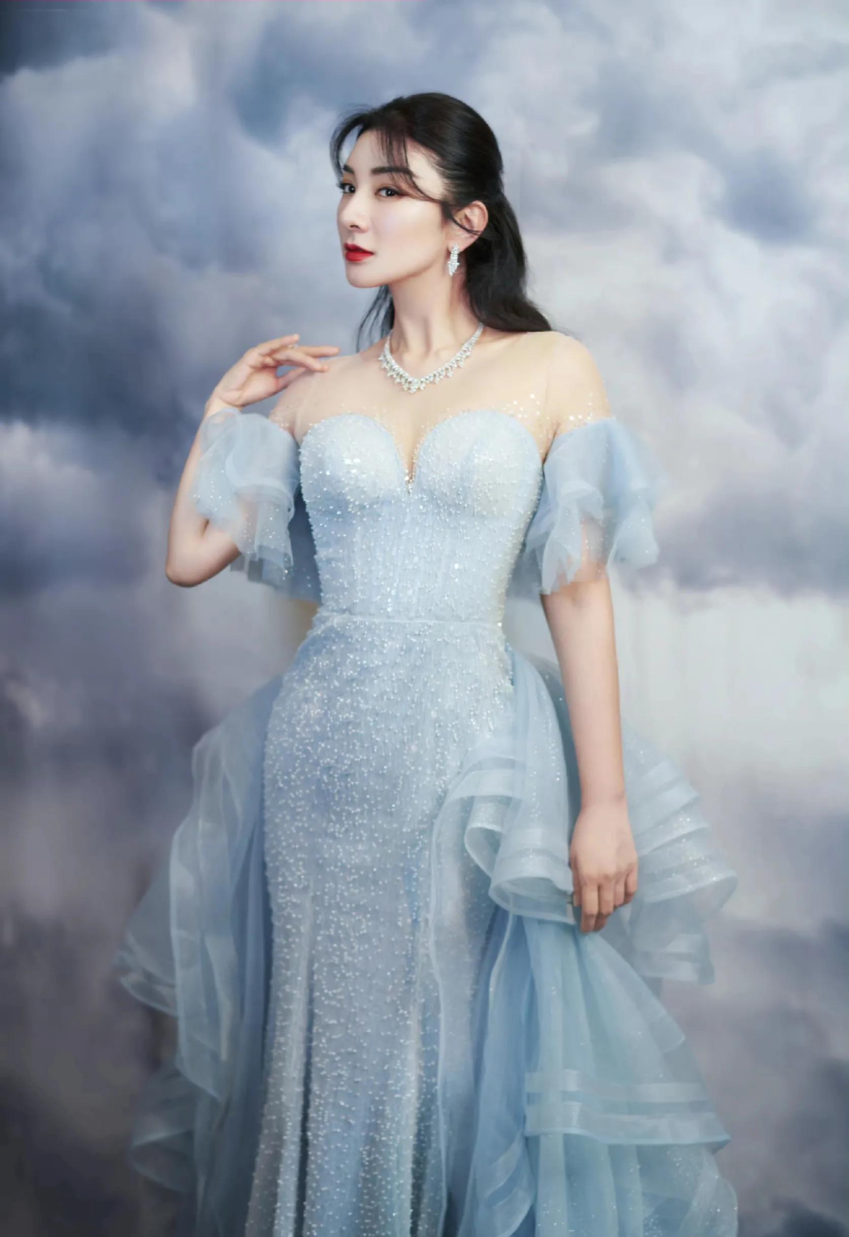 黄奕穿丝绸睡袍身材太好了，成熟有韵味女人好迷人