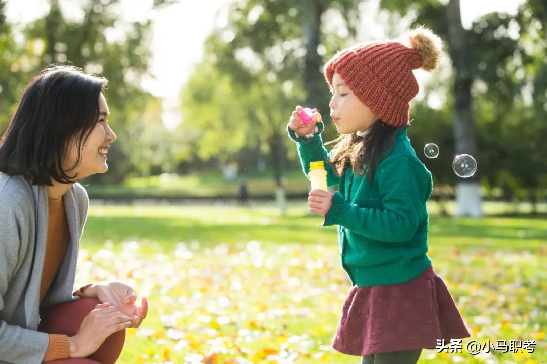 家庭教育父母和孩子沟通,父母对孩子家庭教育的方法