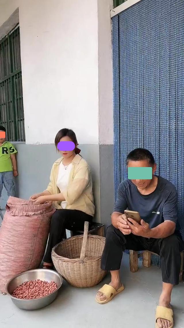 儿媳干活不认真，途中去买啤酒回来自己喝，坐在一旁的公公看懵了