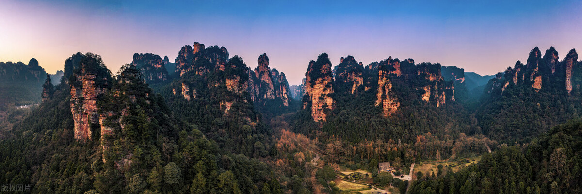 我邀请父母去潜山踏青，母亲不肯去，理由是晕车