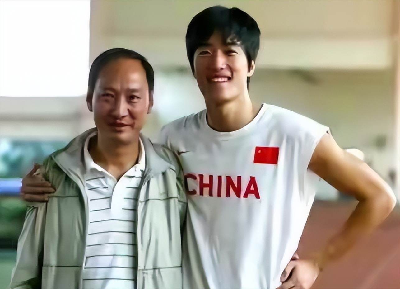 刘翔成为世界冠军的艰苦历程,世界冠军刘翔现在干什么呢