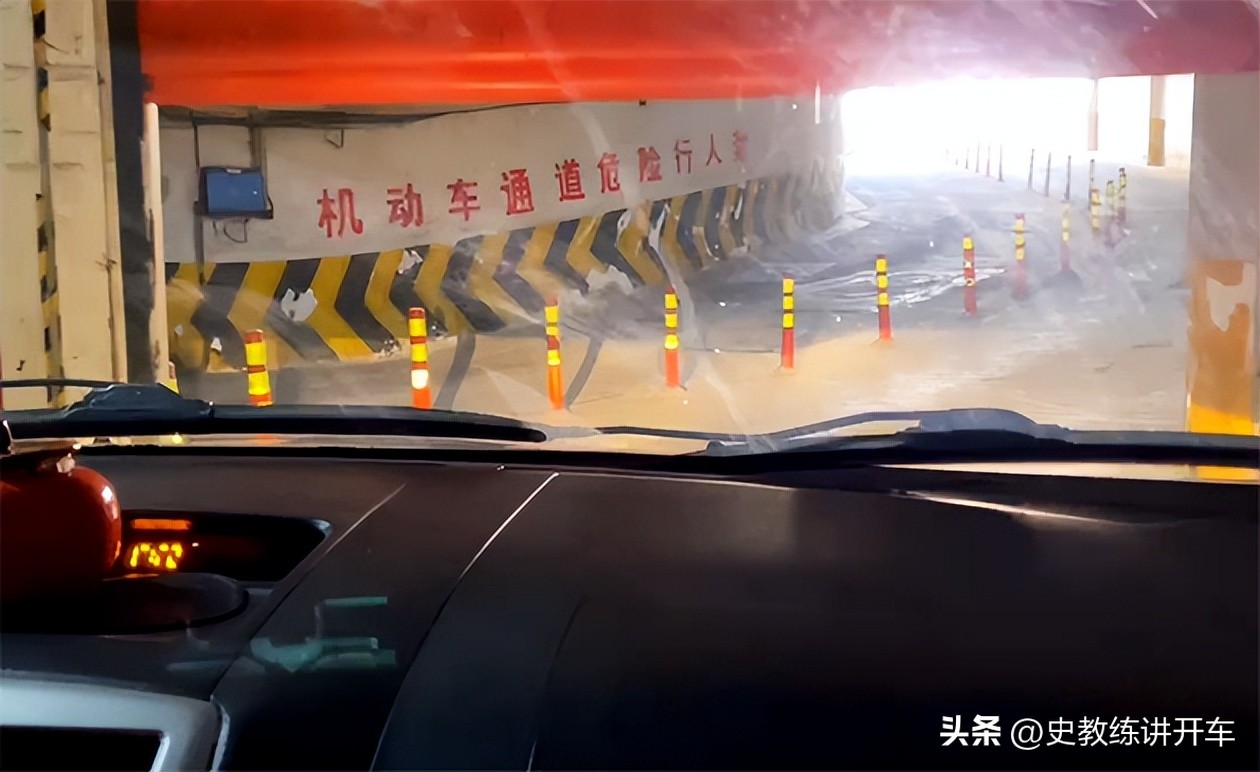 从地下车库开出去,新手司机为啥恐惧?要注意哪些细节?