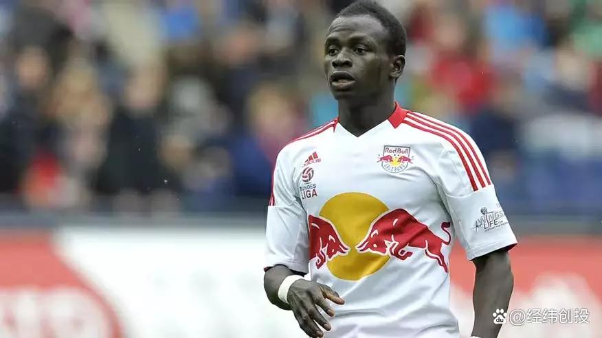 年薪千万却用碎屏手机，这位抠门非洲球星改变了无数家乡人的命运