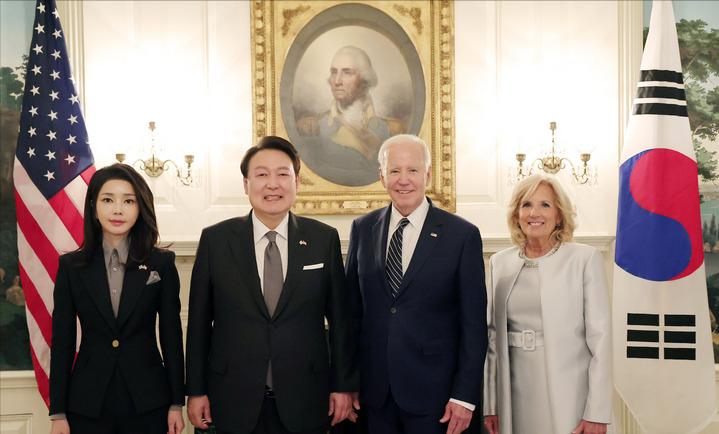 韩国第一夫人出访英国王室服装秀,韩国第一夫人美丽瞬间