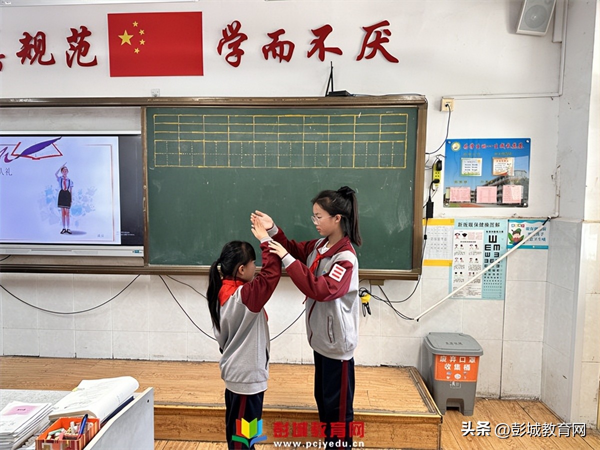 徐州市湖滨中心小学新队员入队暨一星章颁章仪式