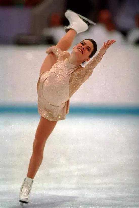 “时尚魔女”王薇薇：63岁离婚，与27岁小鲜肉热恋，她活成了女王