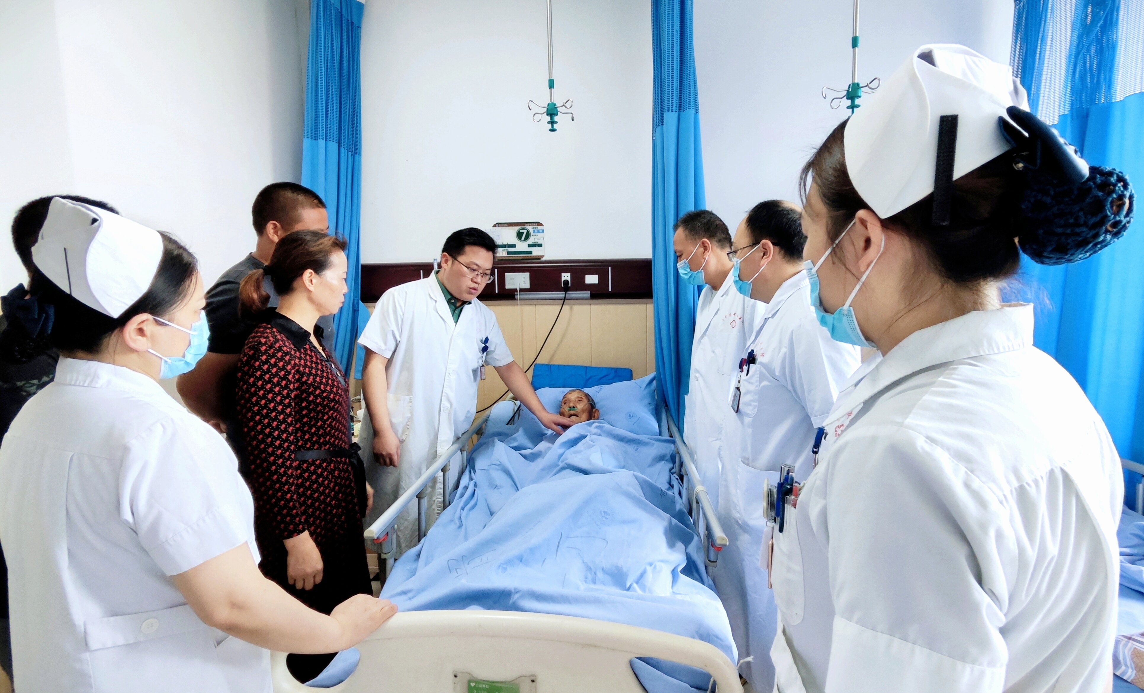 91岁老人骨折怎么手术,百岁老人骨折的最新处理