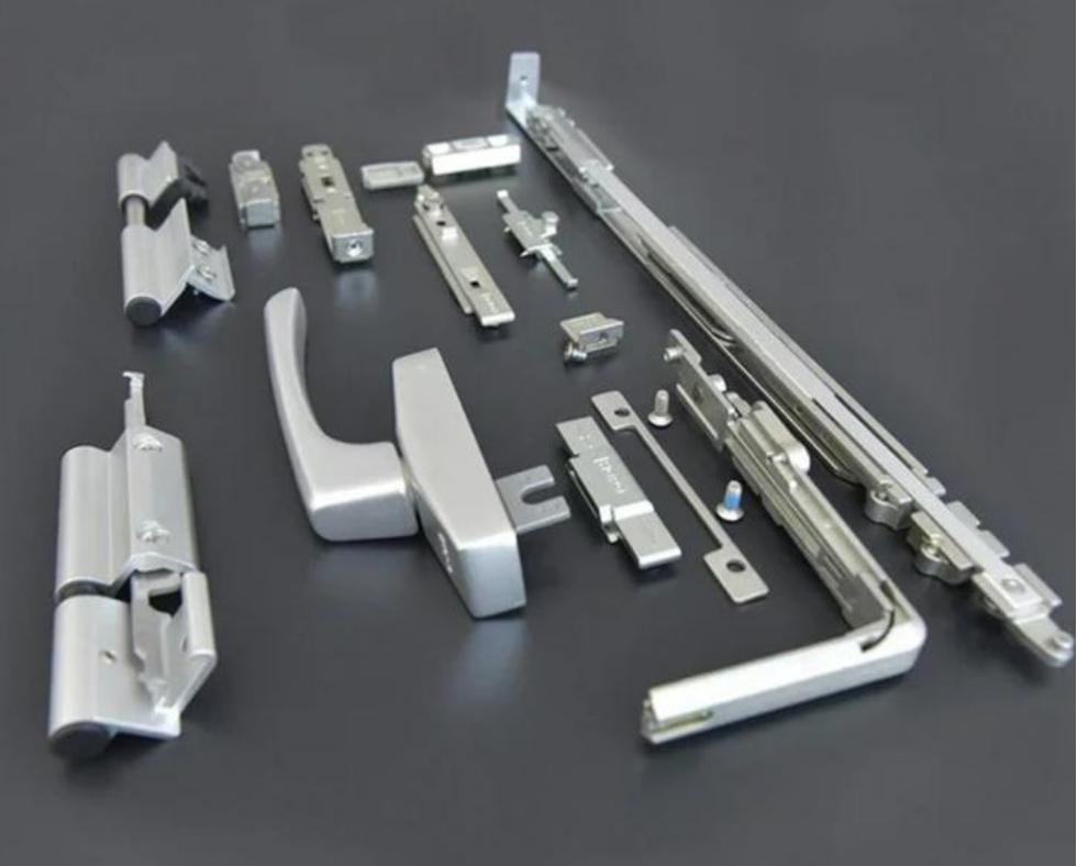 实拍断桥铝加工厂,断桥铝工厂现场实拍