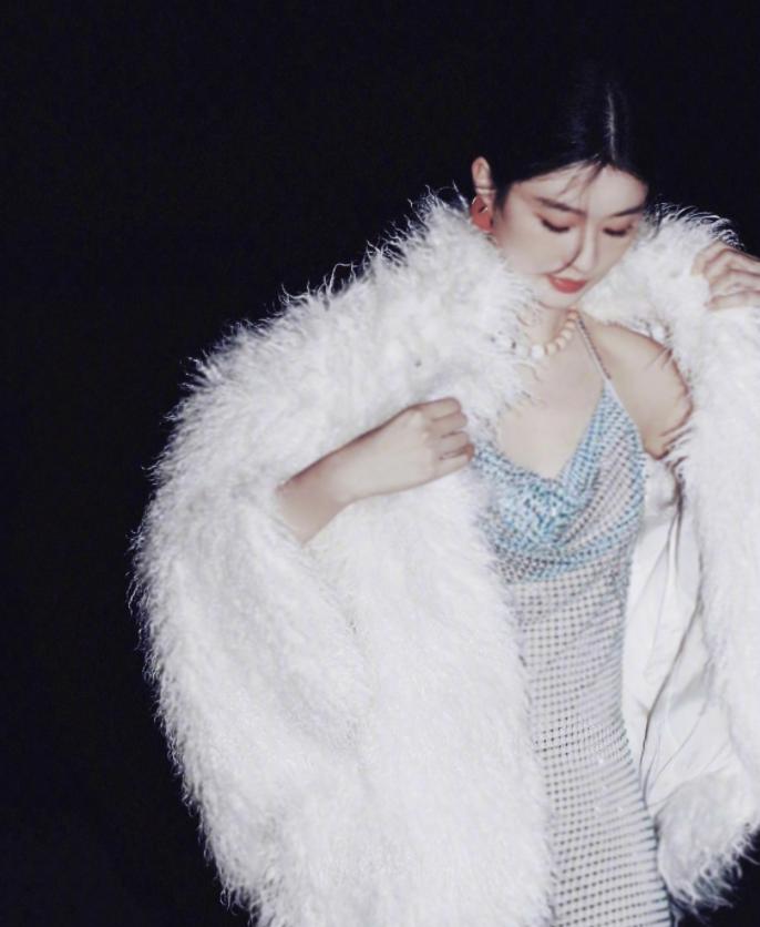 乔欣抹胸白裙浪漫优雅写真,乔欣晒复古风美照