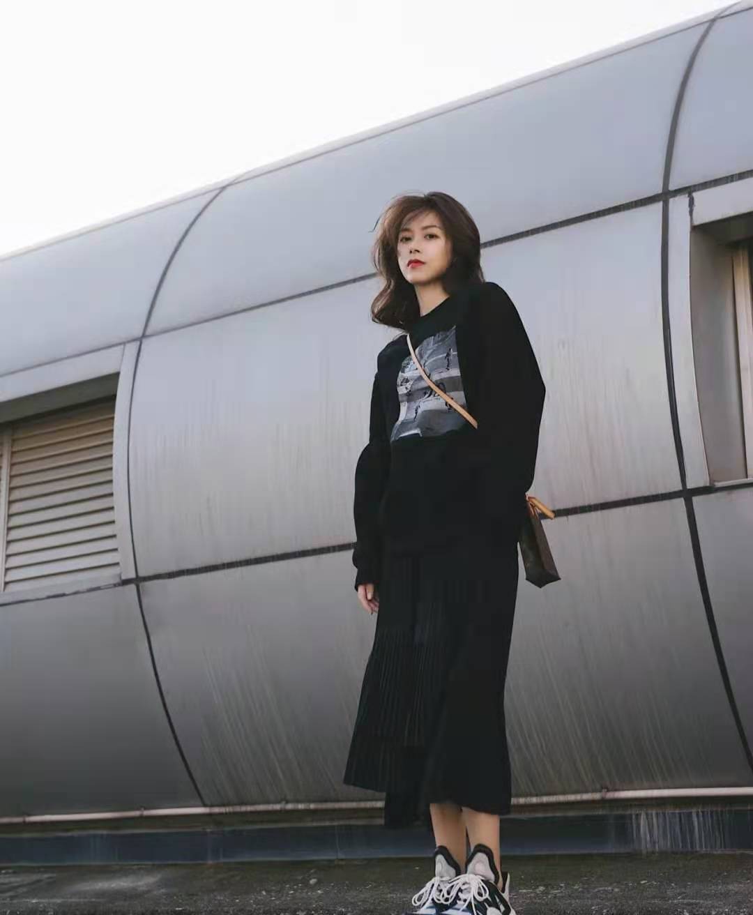 秋冬毛衣或者卫衣搭配的半身裙,灰色卫衣搭配什么颜色的半身裙