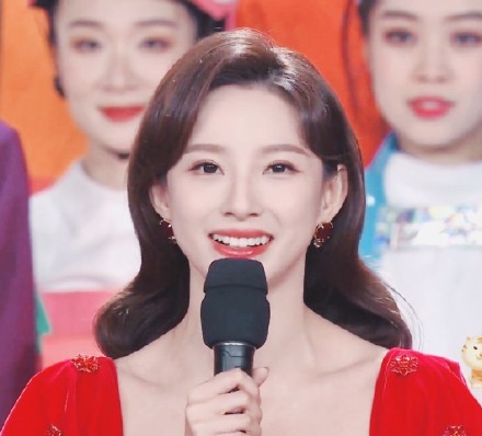 春晚主持人撒贝宁李咏,任鲁豫和马凡舒主持春晚