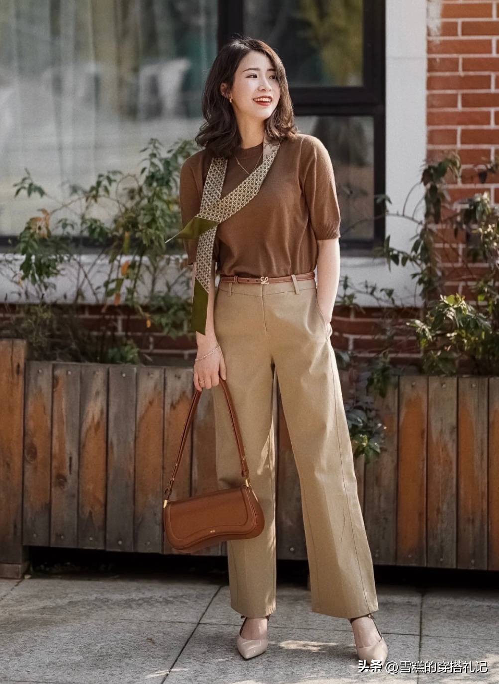 别再穿黑白灰了这样穿超级减龄,偏黑的女生穿什么风格显白