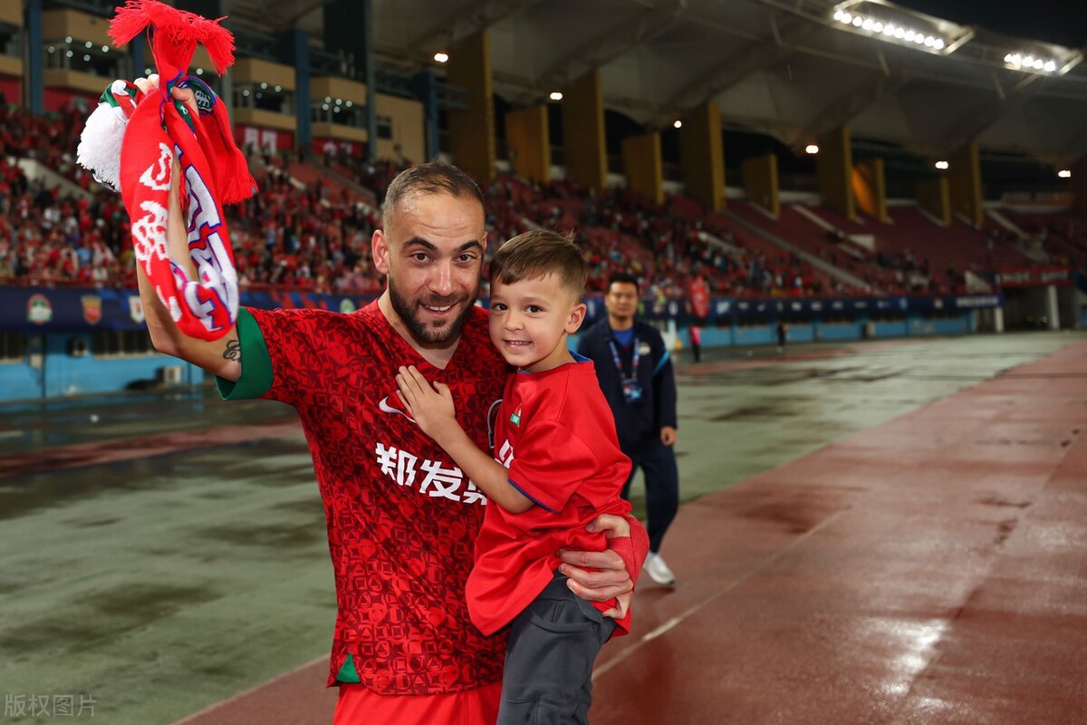 中国球迷评价科维奇,河南建业科维奇敬礼