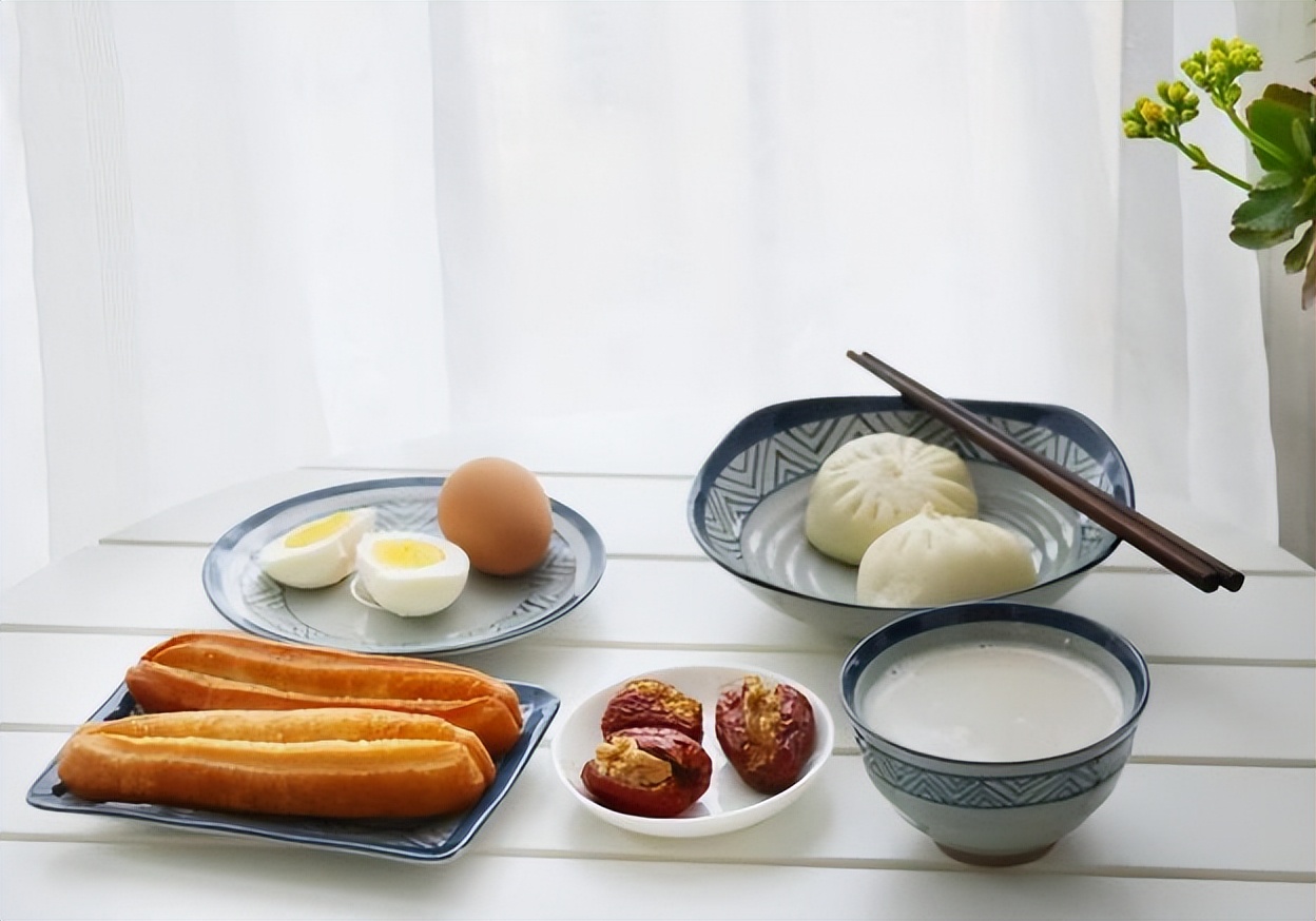 每天早晨一个水煮鸡蛋对肝的好处,每天早上吃2个鸡蛋对肝有损害吗