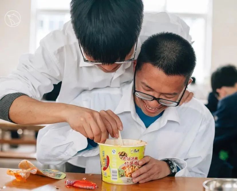 这个校园“*拍偷**狂魔”,拍下了95后的绝版青春