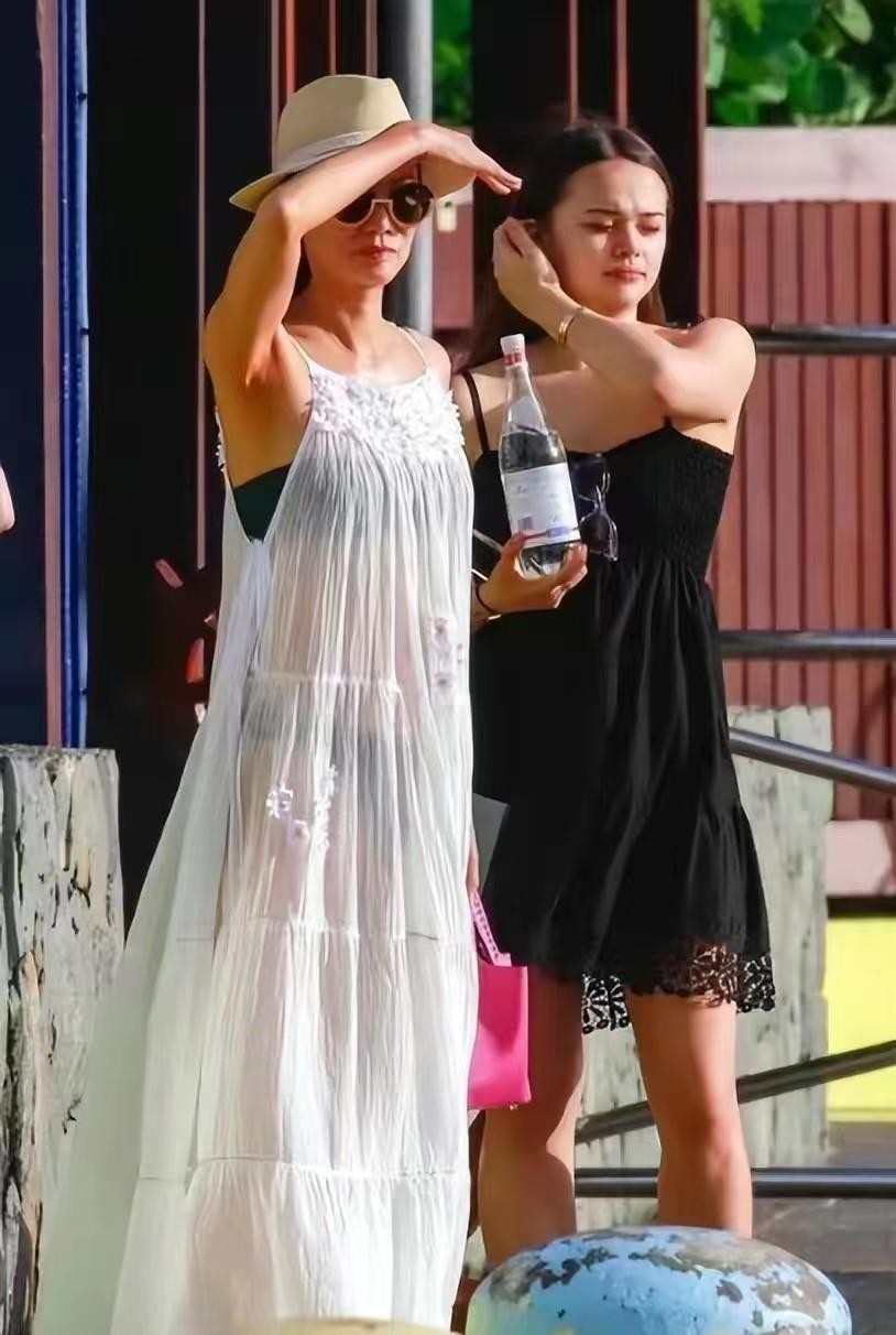 邓文迪与默多克的小女儿,邓文迪的两个女儿与默多克