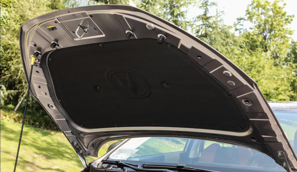 逸动plus和第三代逸动对比,为什么买逸动尊贵版比旗舰版人多