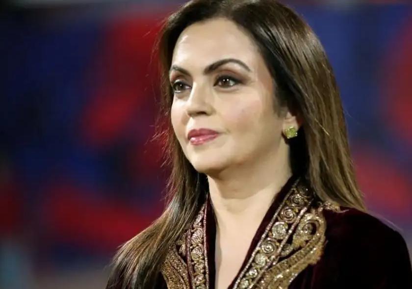 印度富豪妻子鼻环价值3亿,印度首富给妻子的手机壳