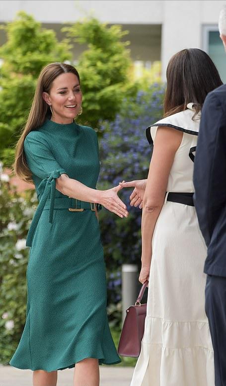 凯特终于发力了！穿6千多的绿裙亮相换风格，可惜输给梅根的战袍