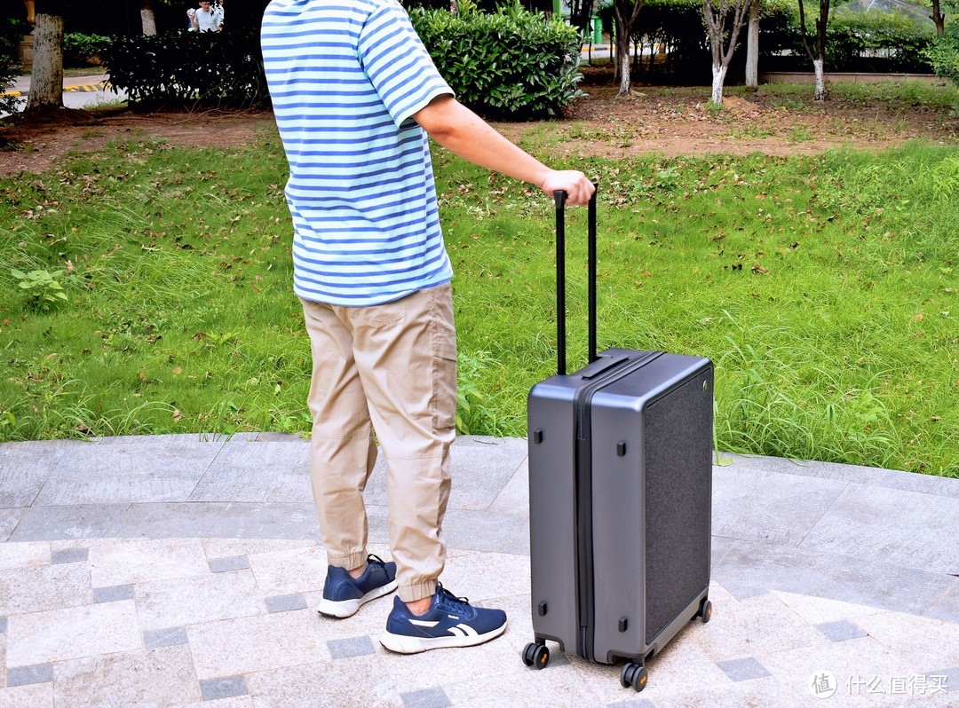 地平线8号城市脉搏行李箱，质感突出，干湿分离，真的好用