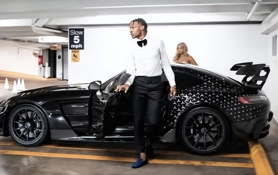 布朗尼住院2两天，白人女友全程陪伴！身材傲人性感堪称人间*物尤**