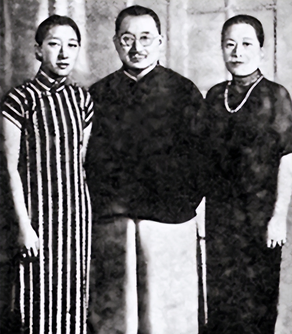 那些赞扬宋美龄的人都是谁？中国第一夫人的称号她配吗？