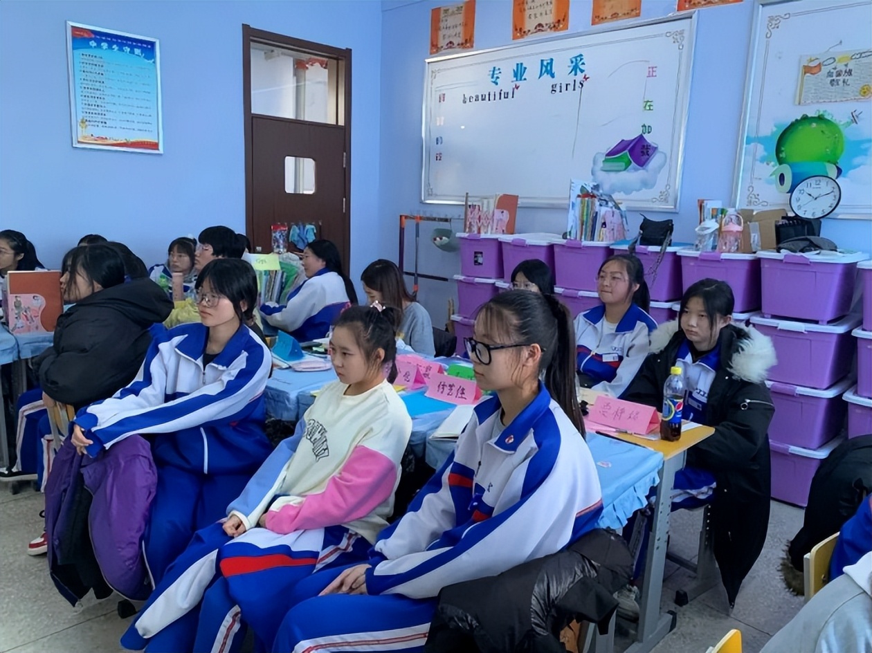 经校小雏鹰学习创业“经”盘锦经校常态开展创业意识培训班