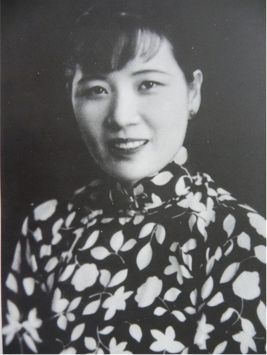 那些赞扬宋美龄的人都是谁？中国第一夫人的称号她配吗？